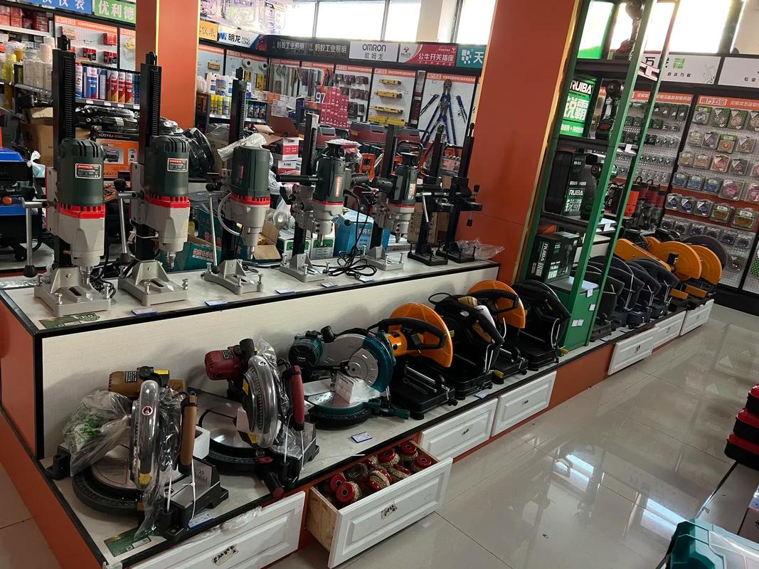 沂水南方五金機(jī)電,是一家大型綜合類(lèi)五金機(jī)電公司,經(jīng)營(yíng)面積25